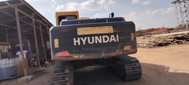 Hyundai 220 Excavator - thumbnail 3