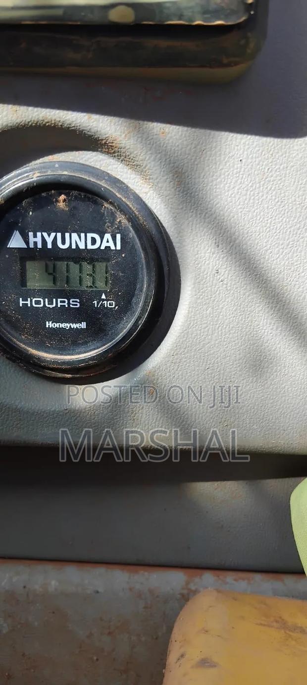 Hyundai 220 Excavator - thumbnail 4