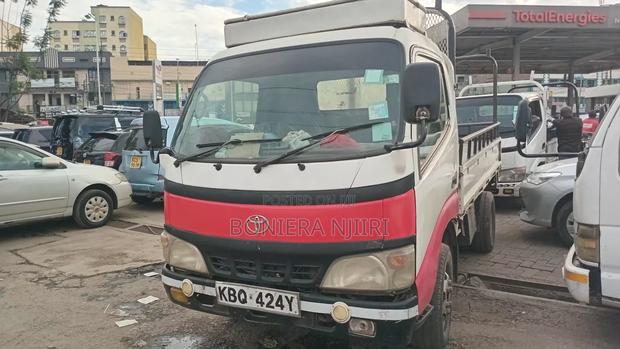 Toyota Dyna 2005 White - main view