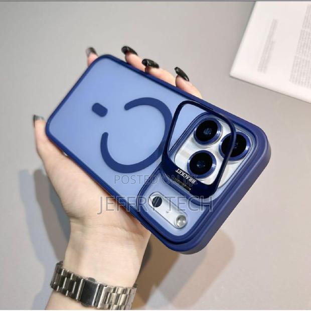 iPhone 17 Pro Max Transparent Magnetic Smiley Face Case With Camera