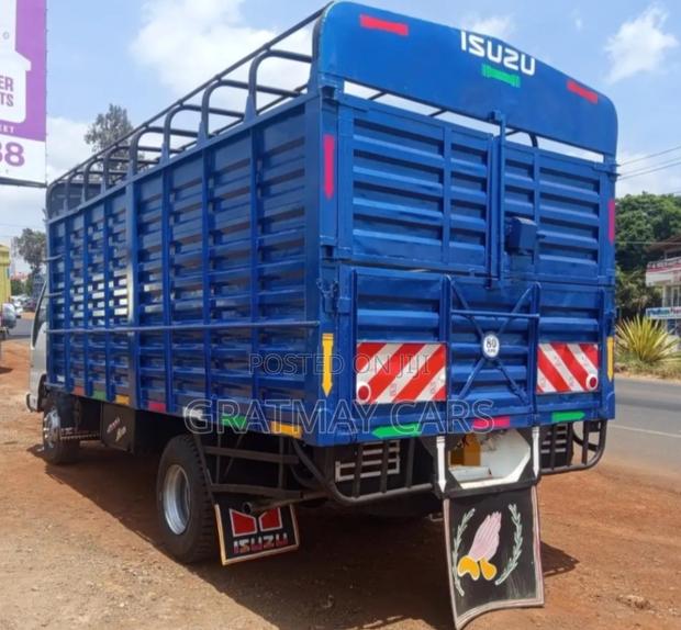 2016 Isuzu NPR - thumbnail 2