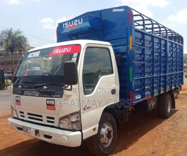 2016 Isuzu NPR - main view