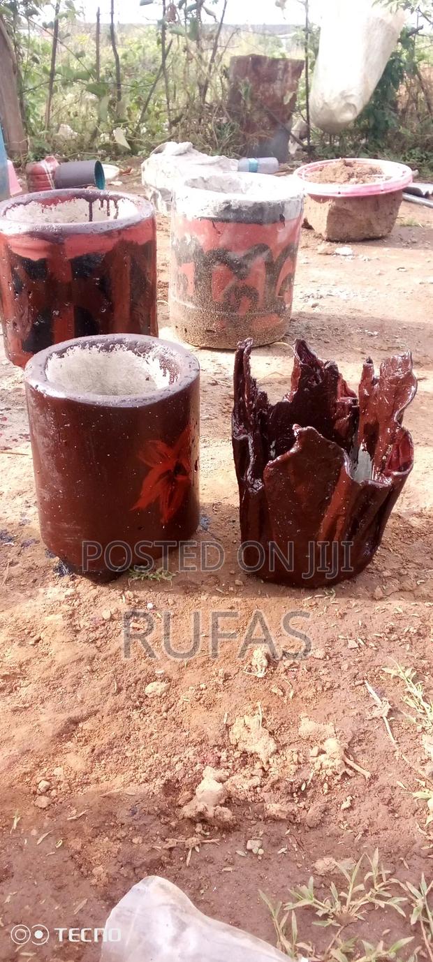 Baringo Flowerpots Seller - main view