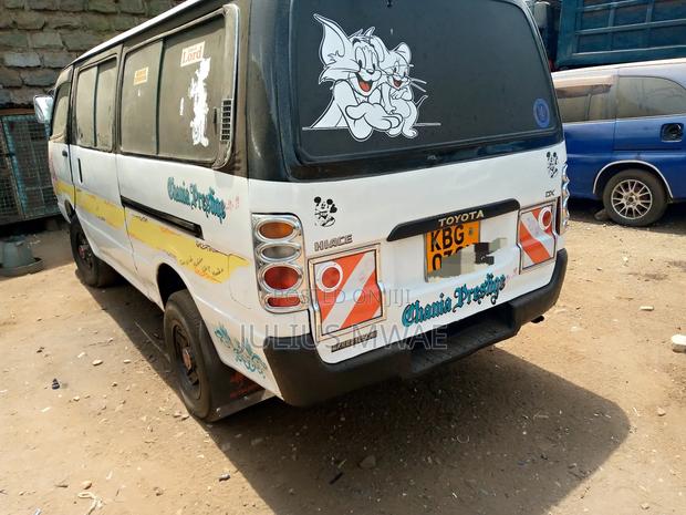 Toyota HiAce 2010 White - thumbnail 3