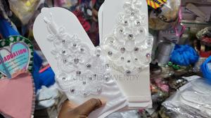 Elegant Fingerless Wedding Gloves - thumbnail 2