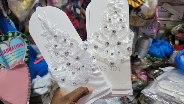 Elegant Fingerless Wedding Gloves - main view