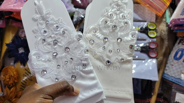 Elegant Fingerless Wedding Gloves - thumbnail 3