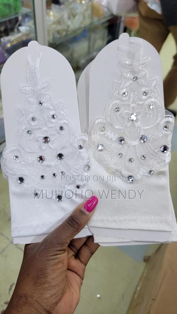 Elegant Fingerless Wedding Gloves - thumbnail 4