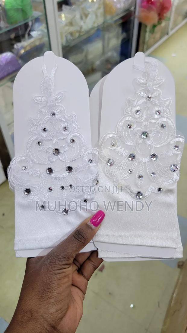Elegant Fingerless Wedding Gloves - thumbnail 5