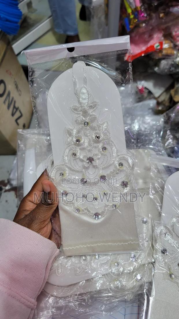 Elegant Fingerless Wedding Gloves - thumbnail 6