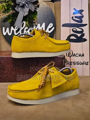 Mustand Yellow Clarks Wallabees