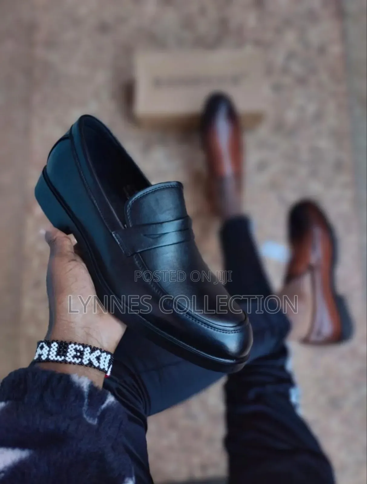 Laceless Officials