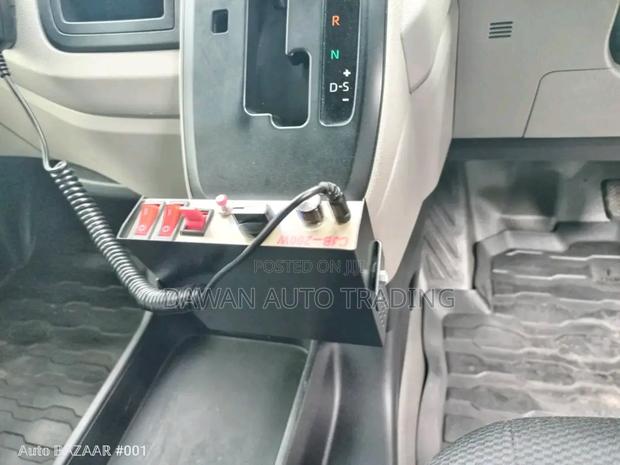 Toyota HiAce 2019 White - thumbnail 10
