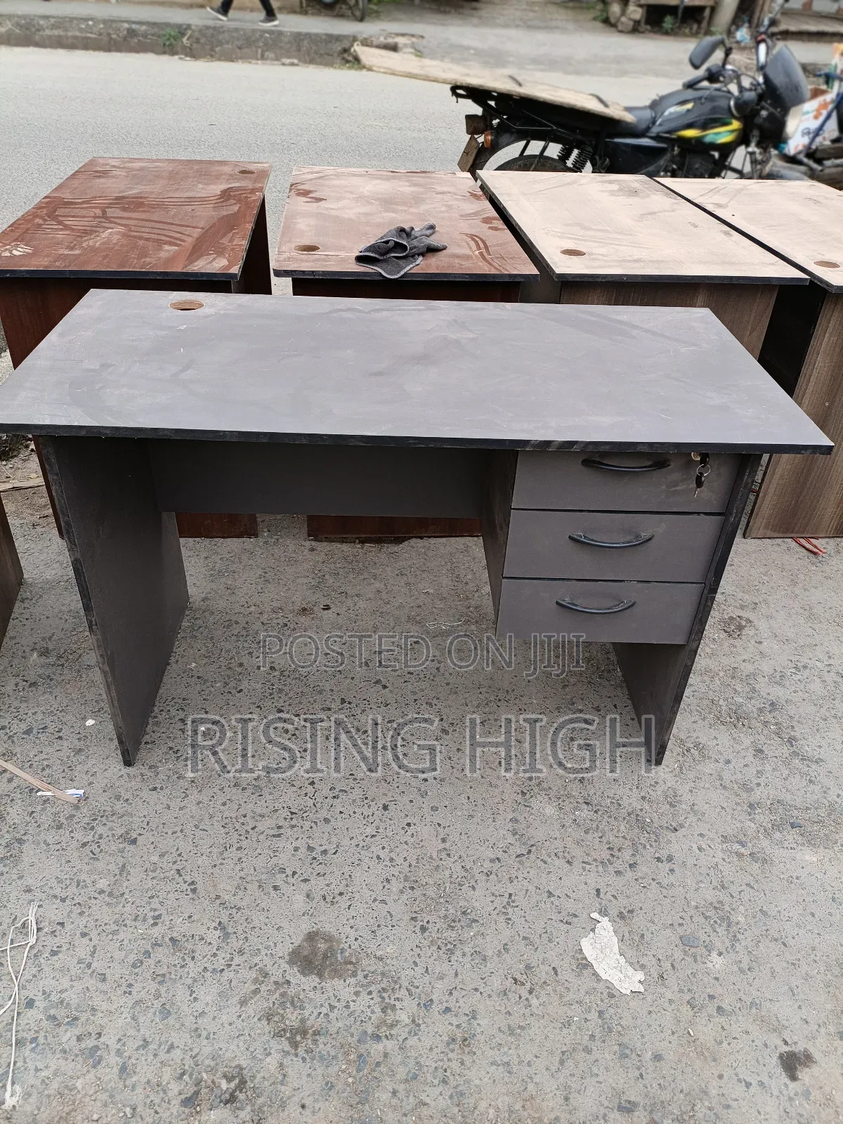 1.2meters Spacious Office Desks