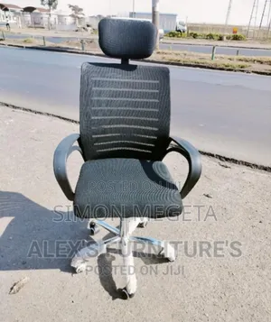 Colour Blaçk Office Chair With Headrest