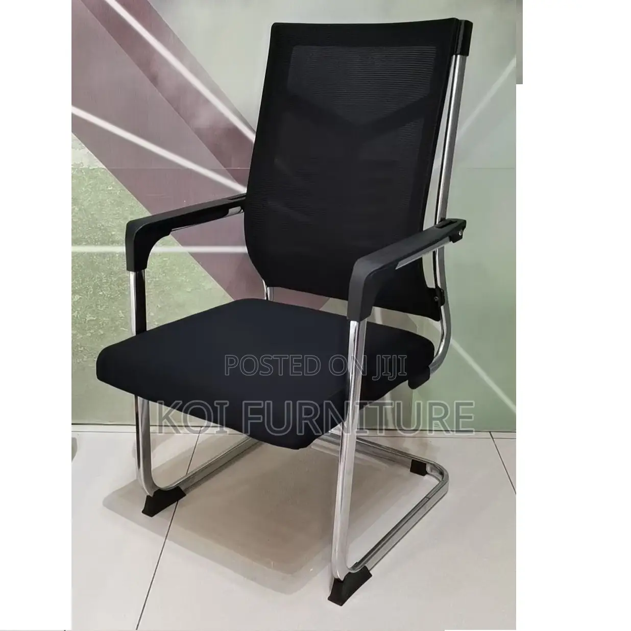 Office Chair :Ergonomic Visitor Seat With a Breathable Black Mesh Back
