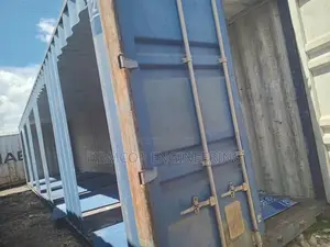 40ft Custom Stalls