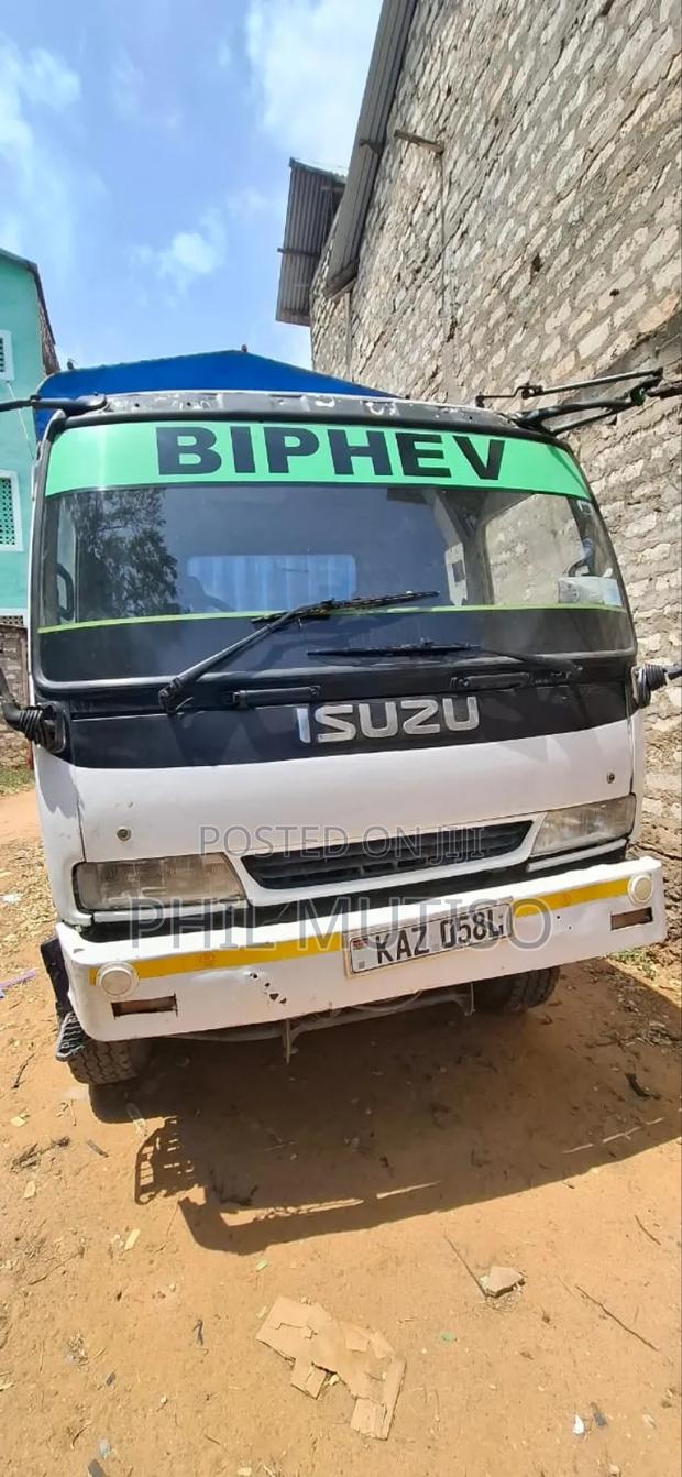 A Heavy Duty Truck, Inlined Engine - main view
