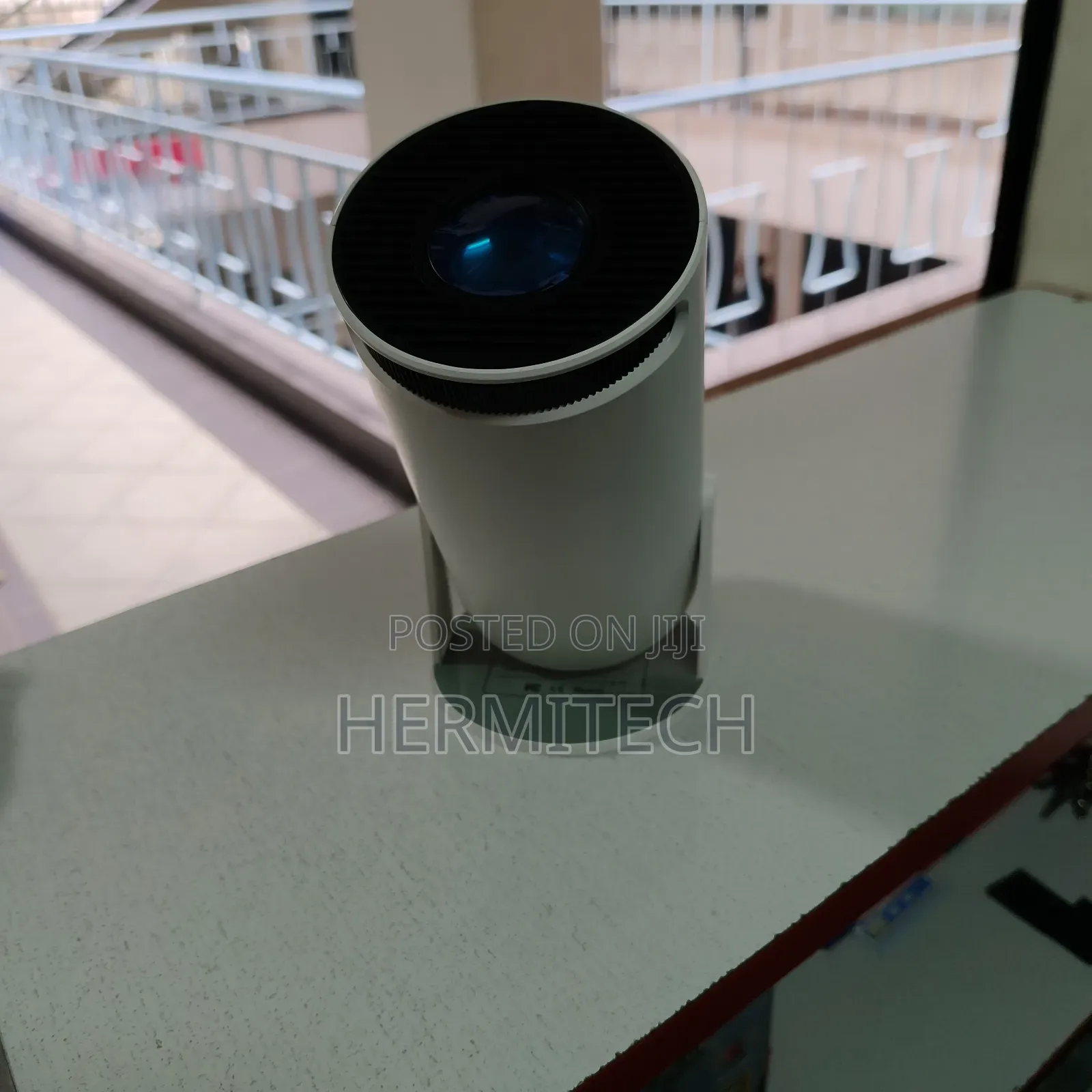 High Dynamic Range Projector With a Maximum Display Size of 120 Inches