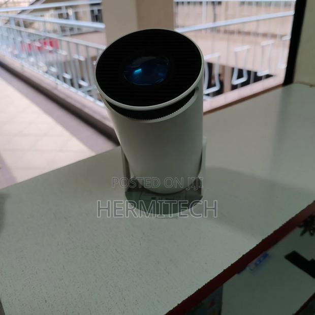 High Dynamic Range Projector With a Maximum Display Size of 120 Inches