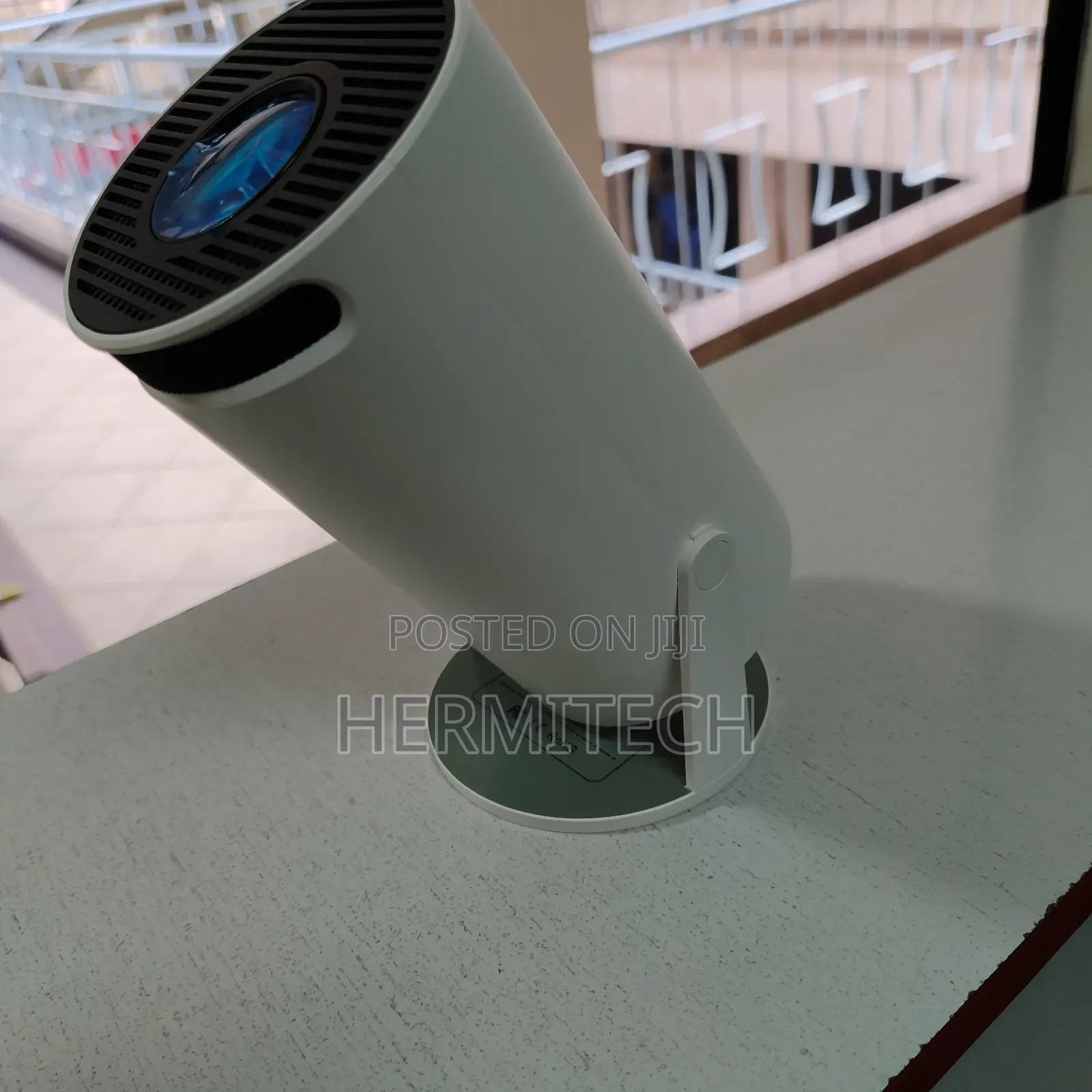 High Dynamic Range Projector With a Maximum Display Size of 120 Inches