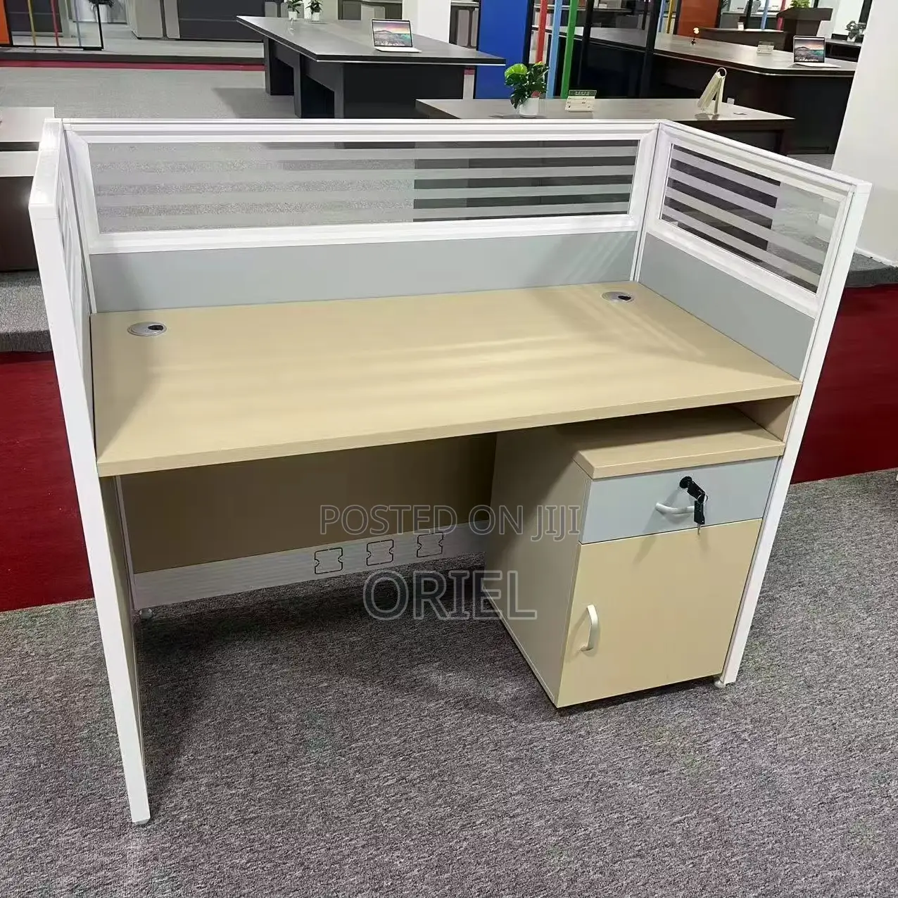 Modern Office Worksatation : Modular One-Way Office Workstation