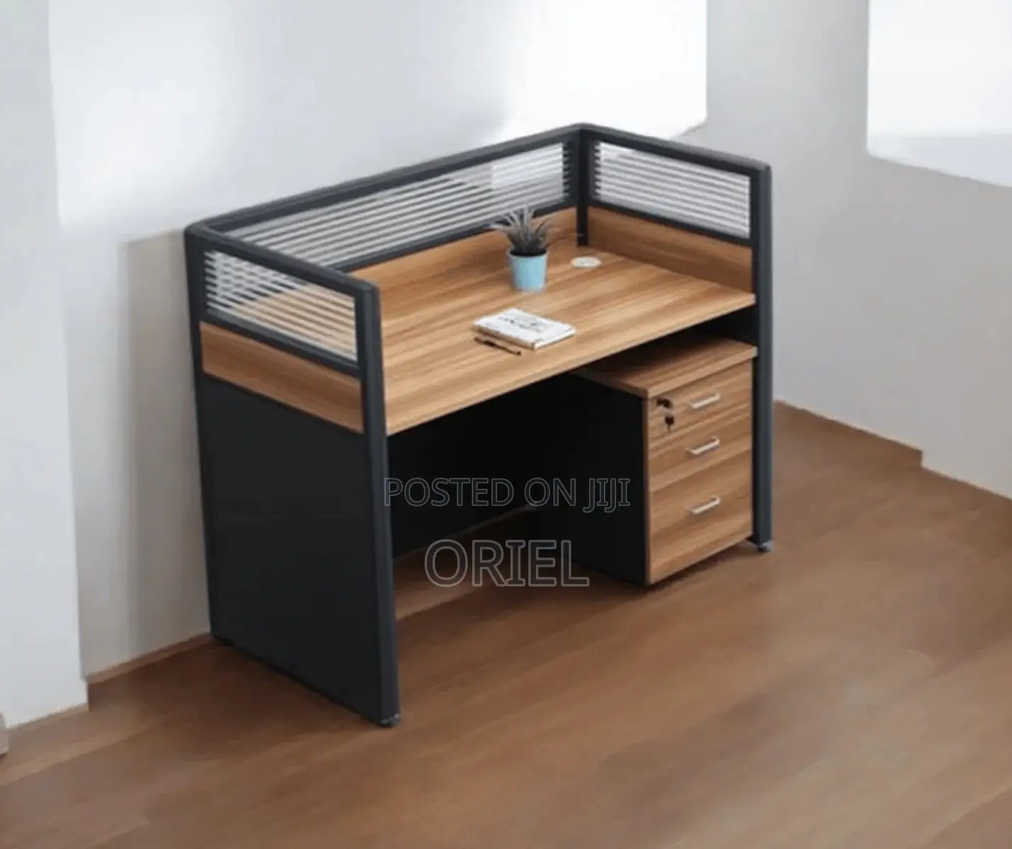 Modern Office Worksatation : Modular One-Way Office Workstation