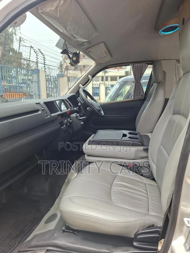 Toyota HiAce 2019 White - thumbnail 5