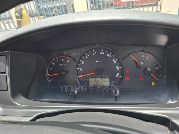 Toyota HiAce 2019 White - thumbnail 7