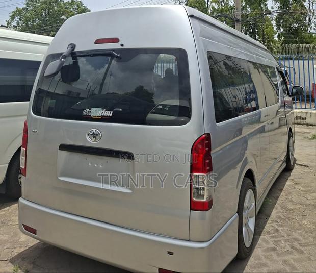 Toyota HiAce 2019 White - thumbnail 9