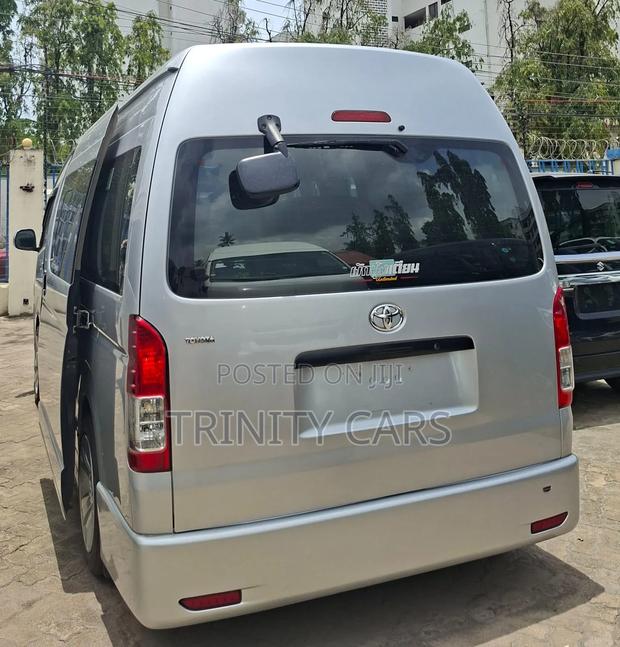 Toyota HiAce 2019 White - thumbnail 10