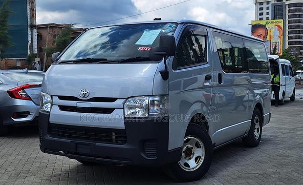 Toyota HiAce 2019 Silver - thumbnail 2