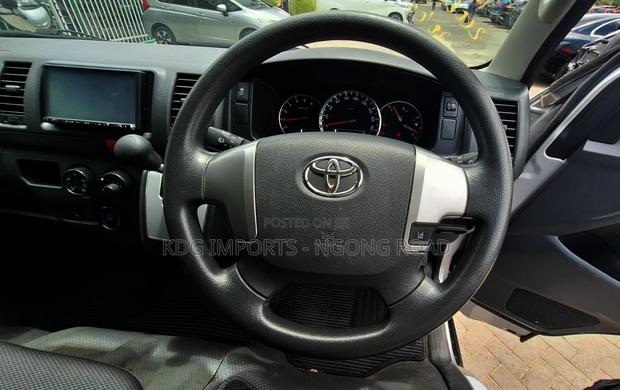 Toyota HiAce 2019 Silver - thumbnail 6