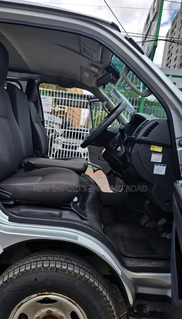 Toyota HiAce 2019 Silver - thumbnail 9