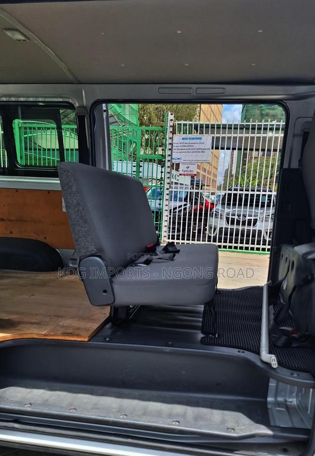 Toyota HiAce 2019 Silver - thumbnail 10