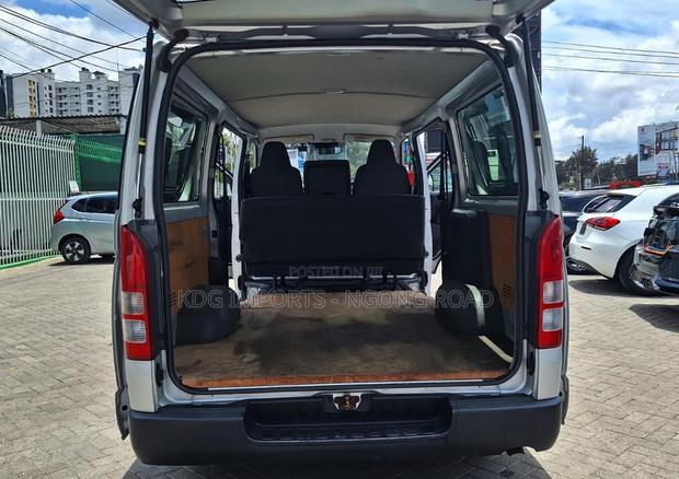 Toyota HiAce 2019 Silver - thumbnail 13