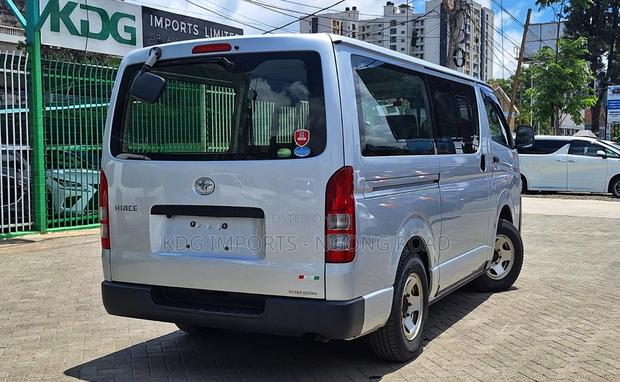 Toyota HiAce 2019 Silver - thumbnail 14