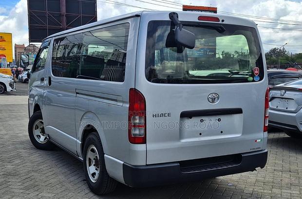 Toyota HiAce 2019 Silver - thumbnail 15