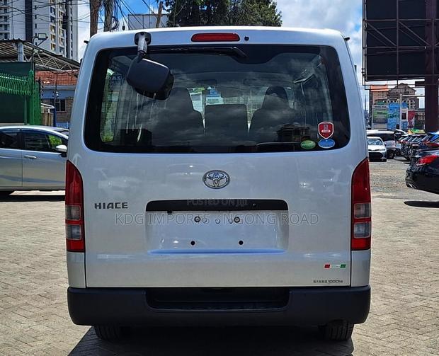 Toyota HiAce 2019 Silver - thumbnail 16