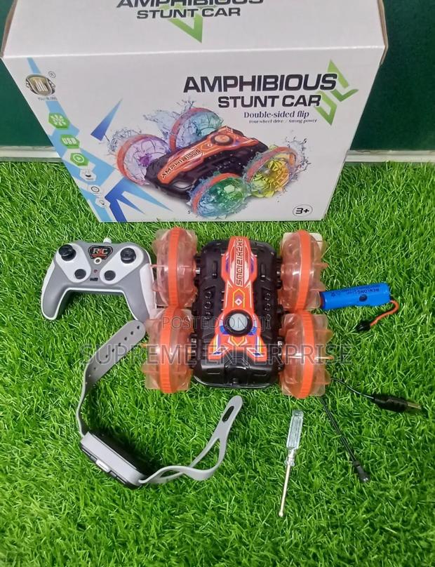 Amphibious Stunt Car - main view