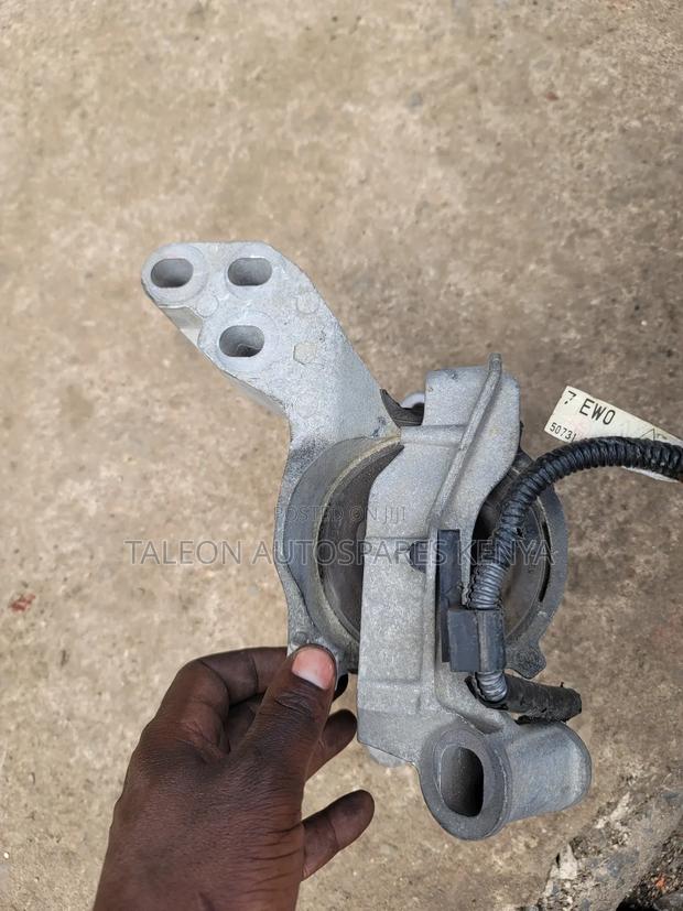 Mazda Antenna Engine Mountain - thumbnail 3