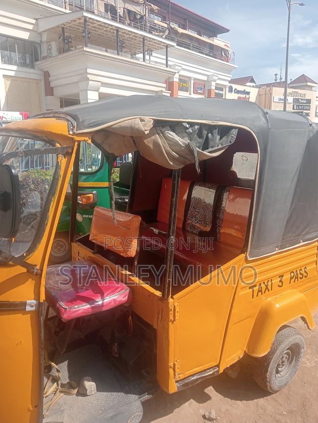 Piaggio 2019 Yellow - thumbnail 2