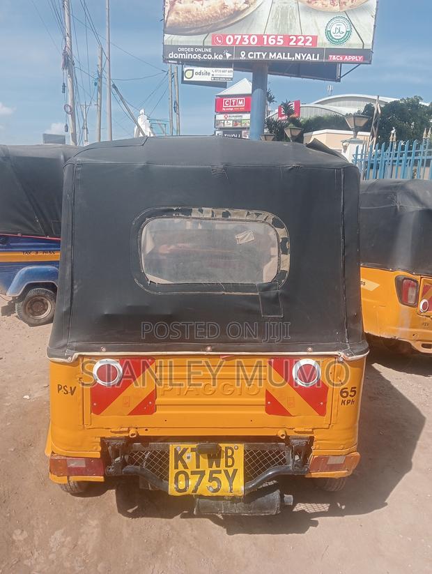 Piaggio 2019 Yellow - thumbnail 4