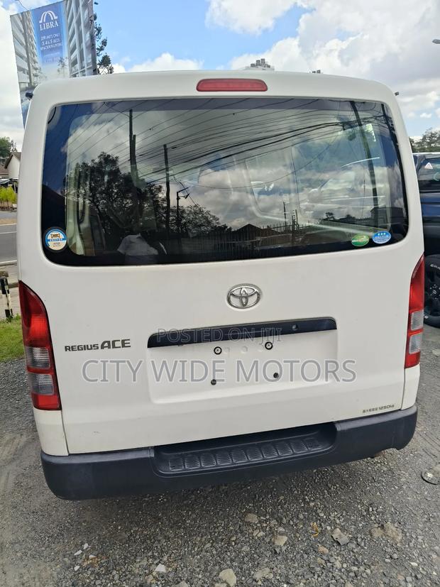 Toyota HiAce 2019 White - thumbnail 10
