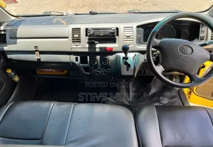 Toyota HiAce 2012 Yellow