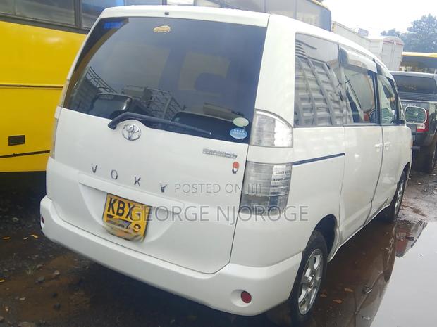 Toyota Voxy 2006 White - thumbnail 10