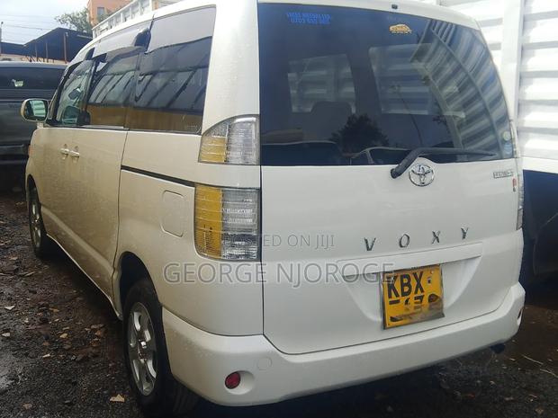 Toyota Voxy 2006 White - thumbnail 12