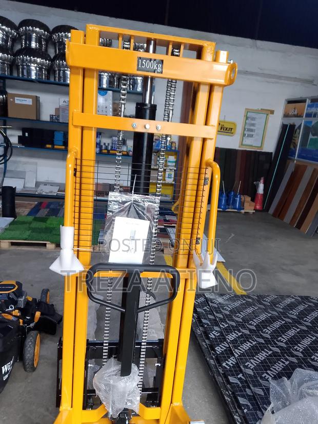 Manual Pallet Stacker - main view