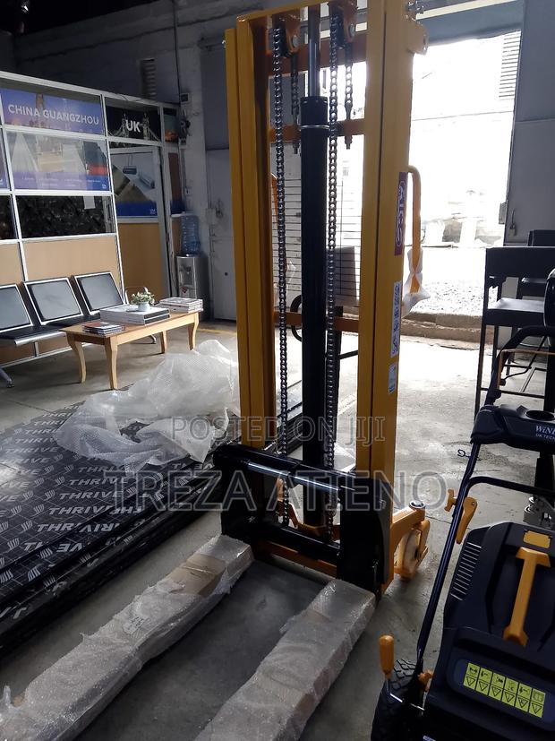 Hand Operated Forklift - main view