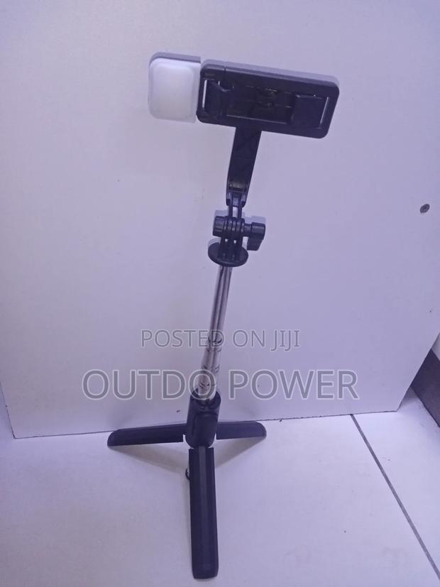Selfie Stick With Bluetooth - thumbnail 2